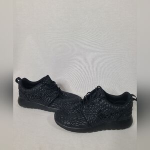 Nike Roshe One DMB (Black) women's SZ 6.5 Shoes #807460-001 Blacked out Rock
